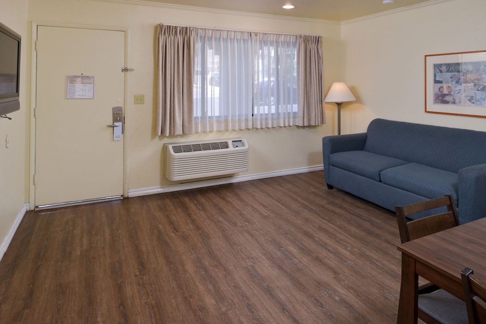 Edgewater Inn And Suites 59/76