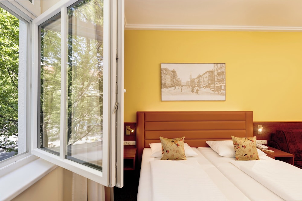 STANDARD, DOUBLE OR TWIN BED, CITY VIEW
