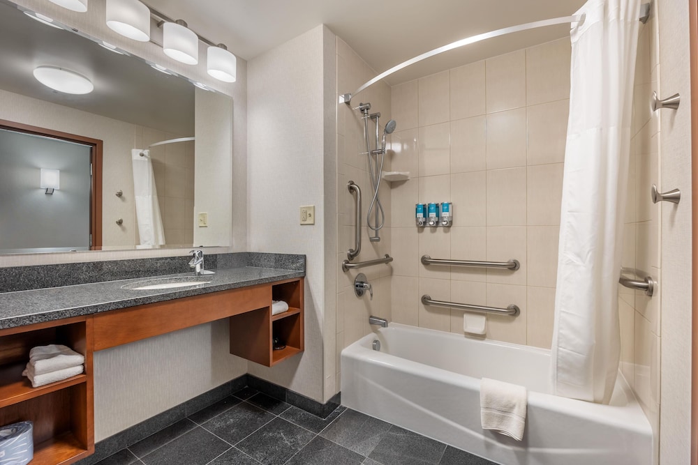 Room, King Bed, Bathtub, High Floor, Accessible, Drury Plaza Hotel Columbia East 3/3