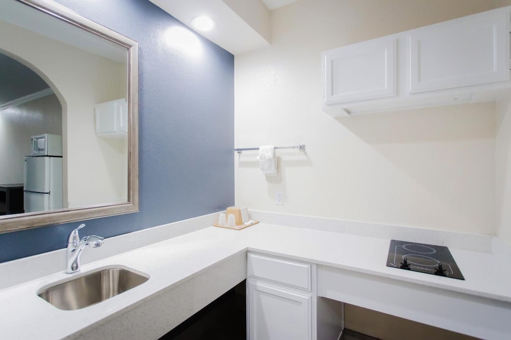 Scottish Inns & Suites Willowbrook Houston 30/33