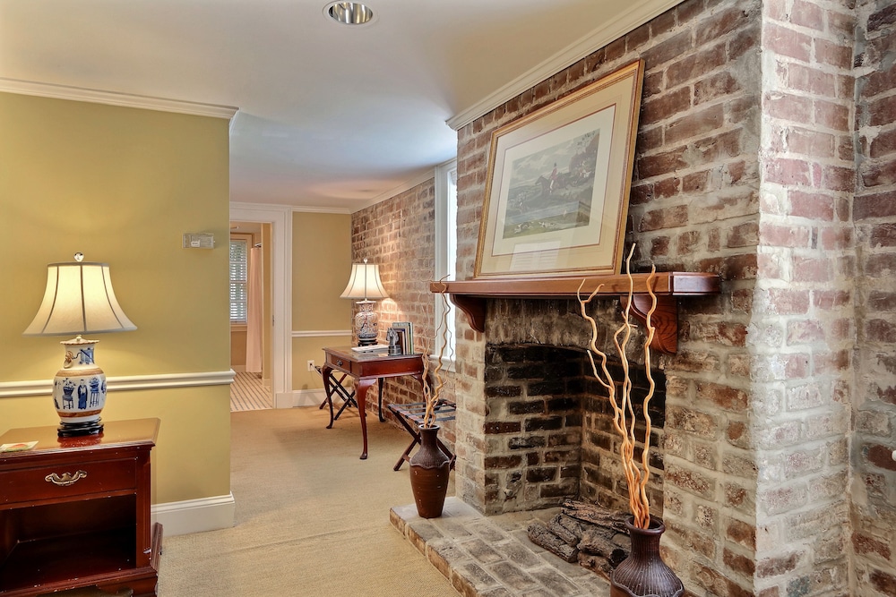 The Presidents Quarters Inn 53/76