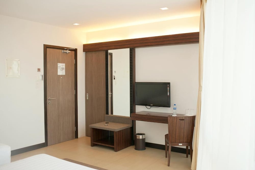 D Hotel And Suites 46/50