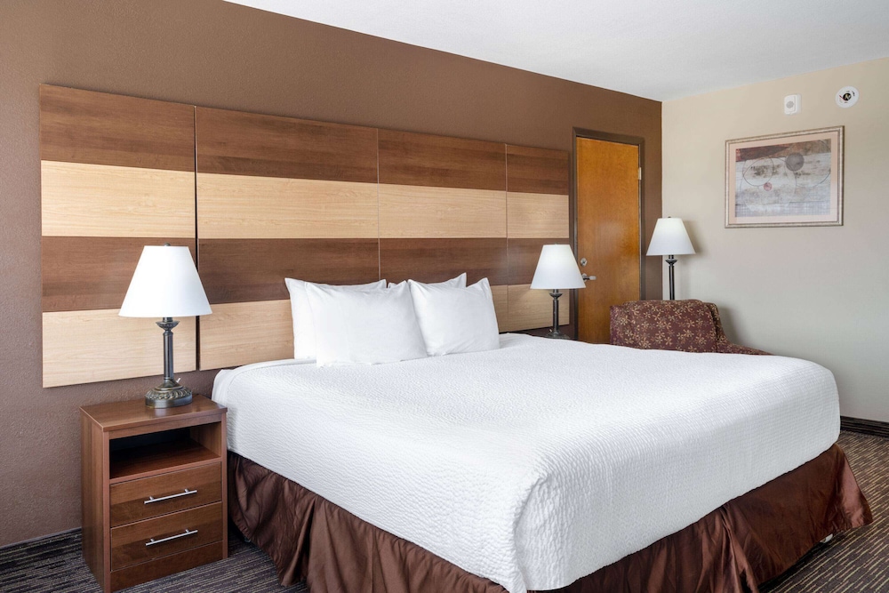 Americinn by Wyndham Cedar Rapids North 11/33