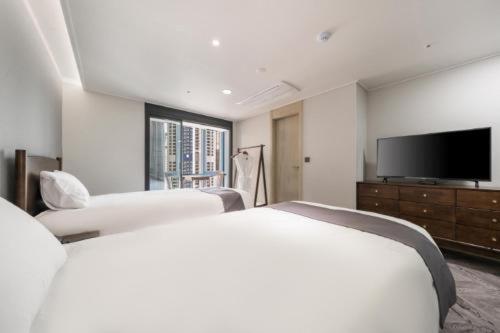 Roof Top, Standard, Twin Beds, City View, Pool Access