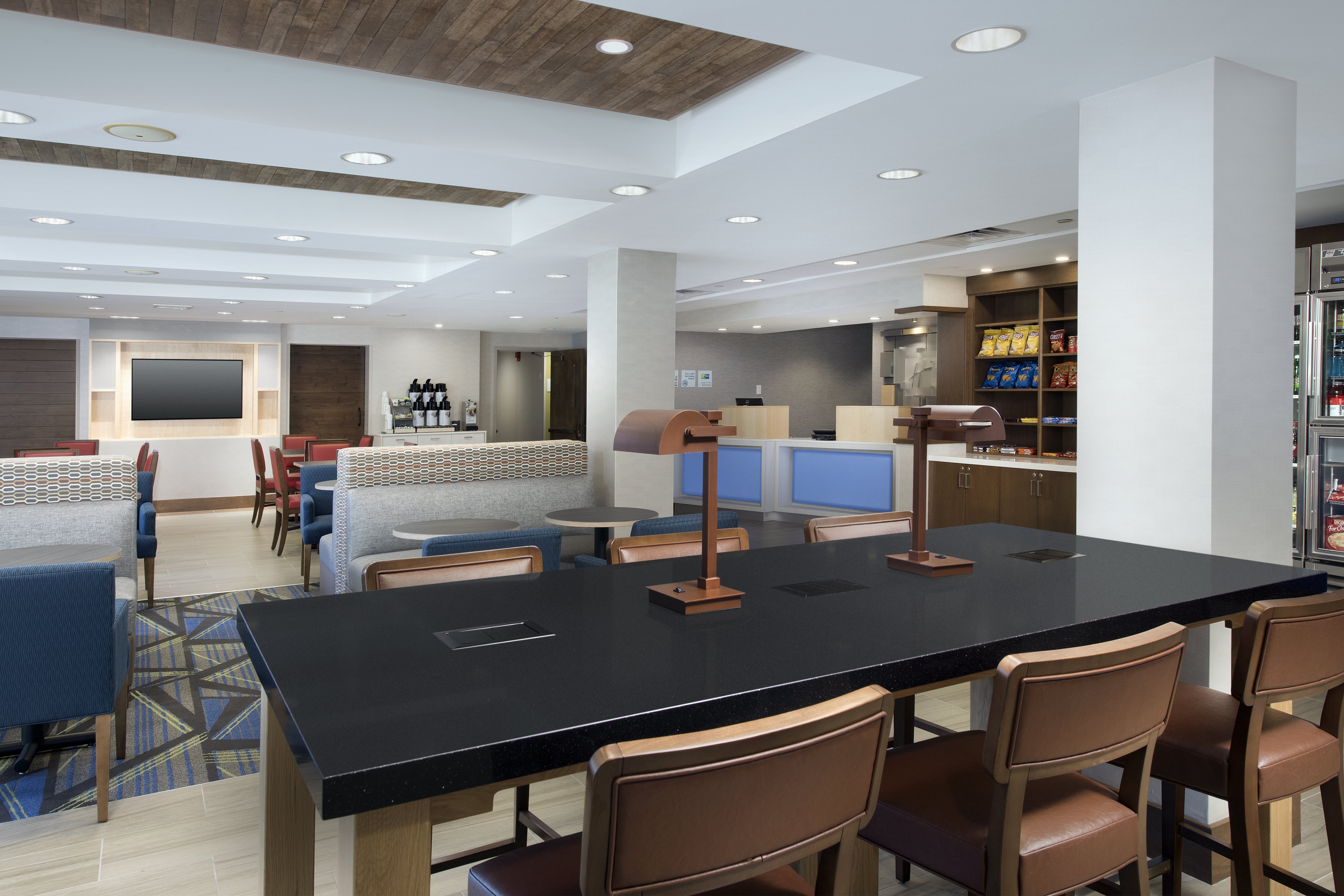 HOLIDAY INN EXPRESS ANDOVER NORTH - LAWRENCE 33/50