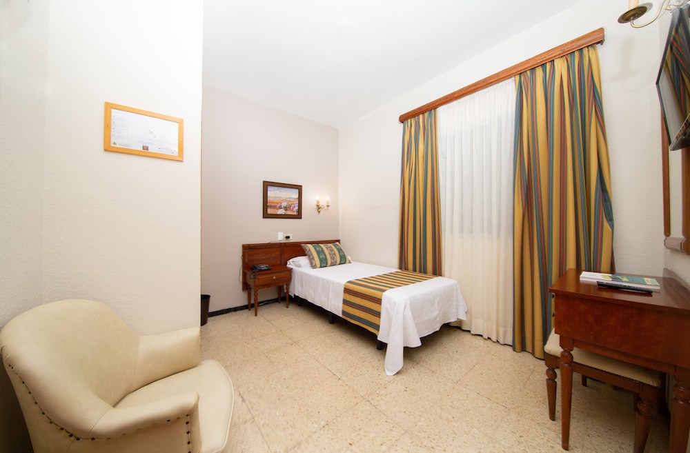 ROOM, SINGLE