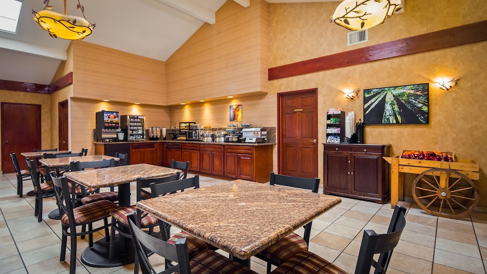 Best Western Plus Forest Park Inn 44/53