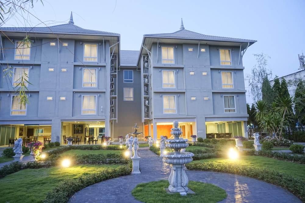 Nantra Chiangmai Riverfront Hotel 2/50