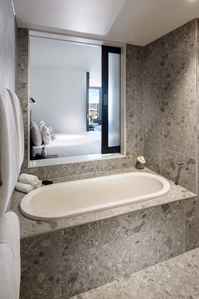 Majestic M Suites 26/28