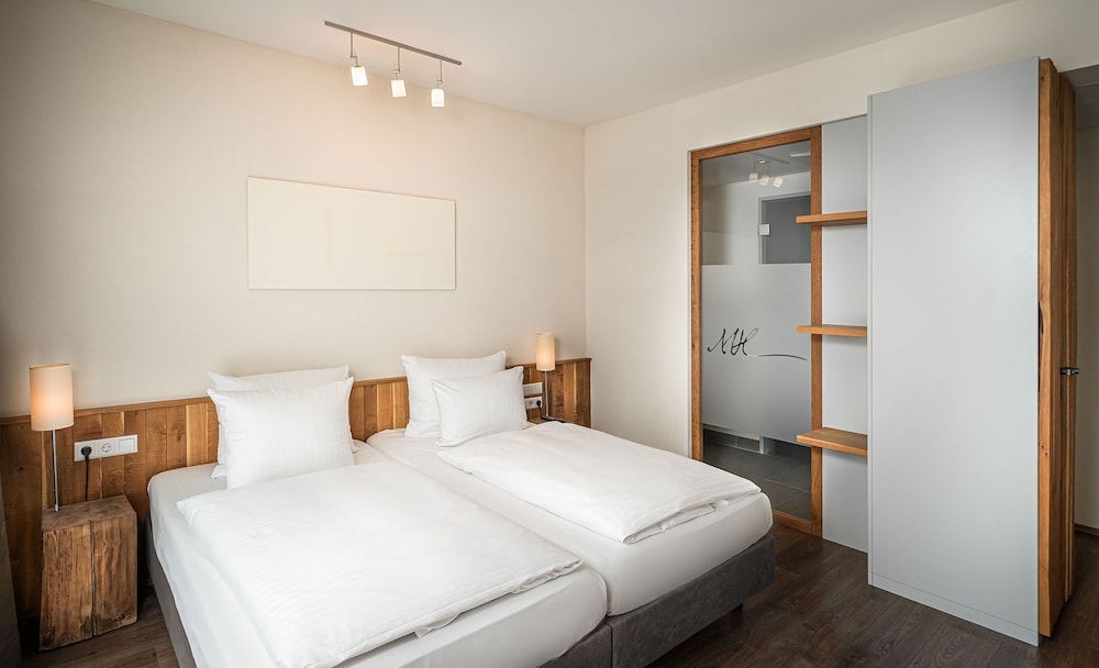 BUSINESS, DOUBLE OR TWIN BED