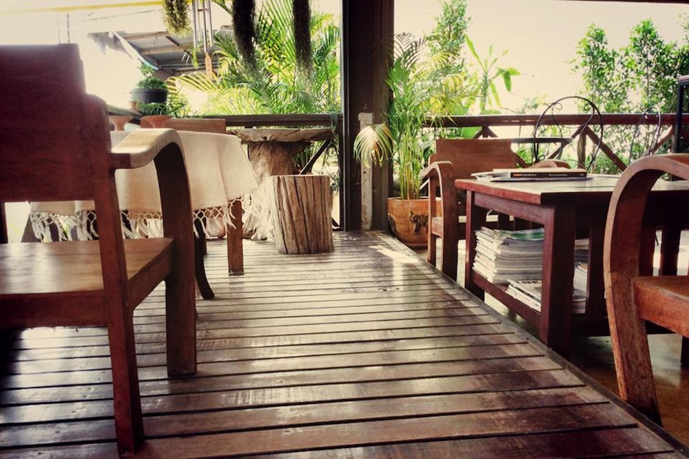 Ez House & Cafe 59/67