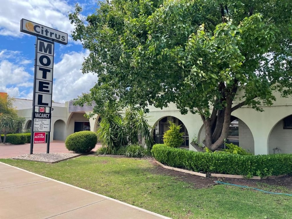 Citrus Motel 23/24