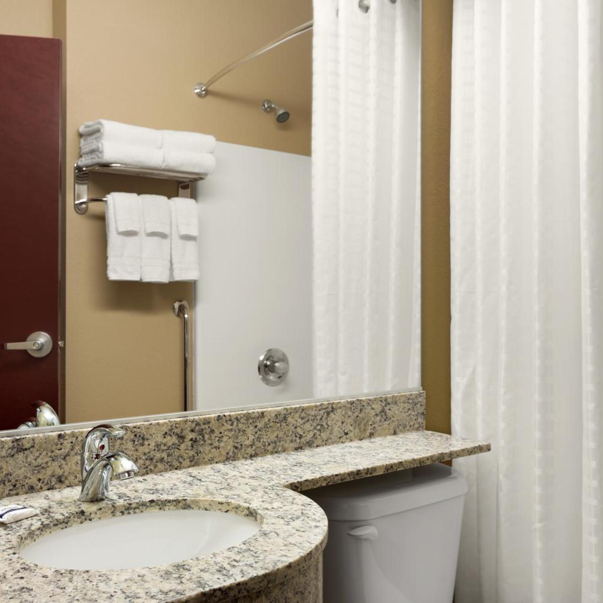 جناح استوديو بسرير كوين مع أريكة بمطبخ صغير لذوي الإعاقة، Microtel Inn Suites By Wyndham Carrollton 4/6