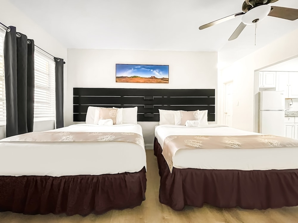 DELUXE, 2 QUEEN BEDS