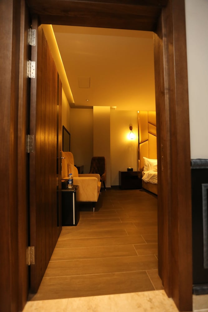 The Orchard Hotel 65/79