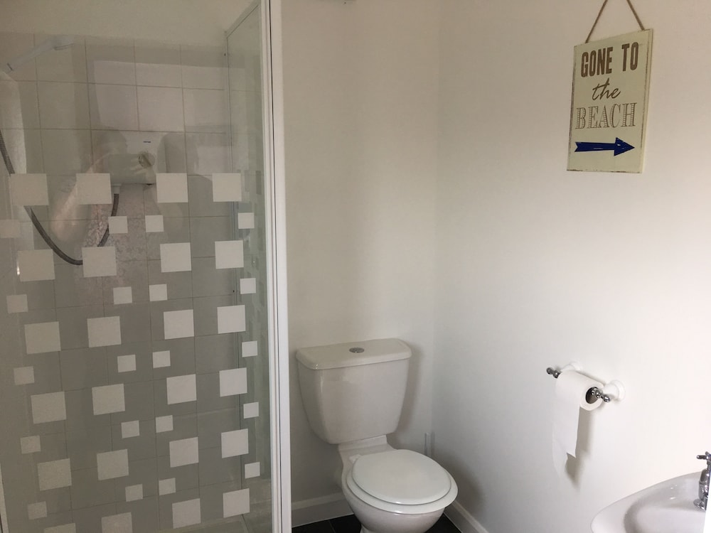 Whiteways Hotel 27/34