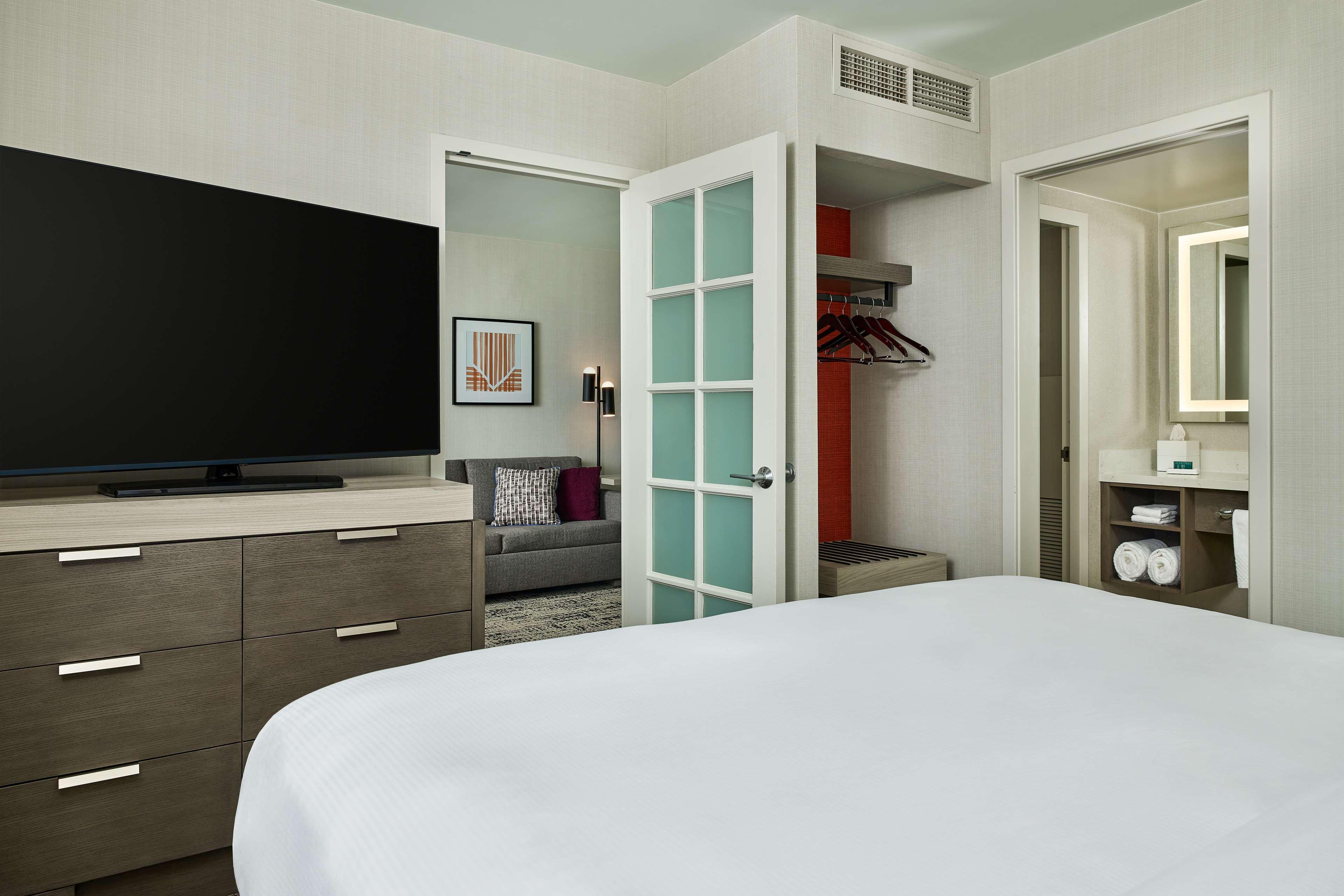 2 ROOMS, SUITE, KING BED