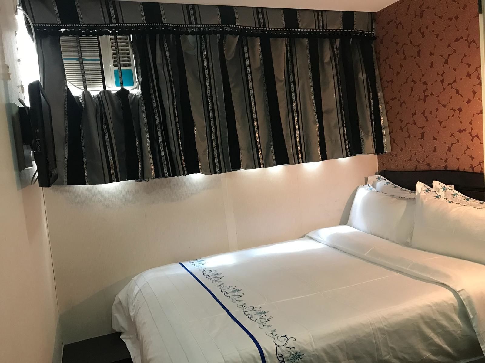 ROOM, DOUBLE BED