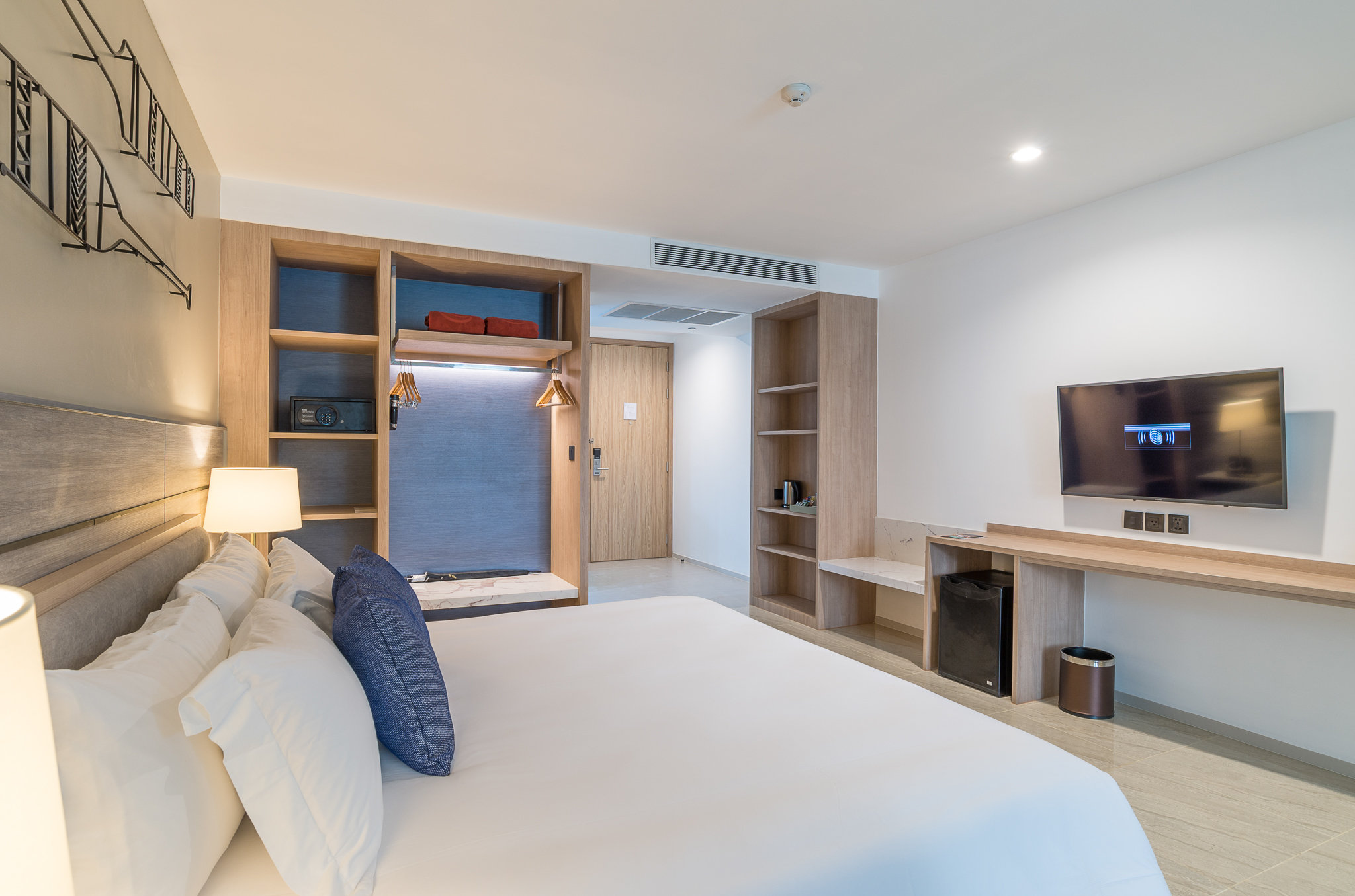 Deluxe, King Bed, Pool Access