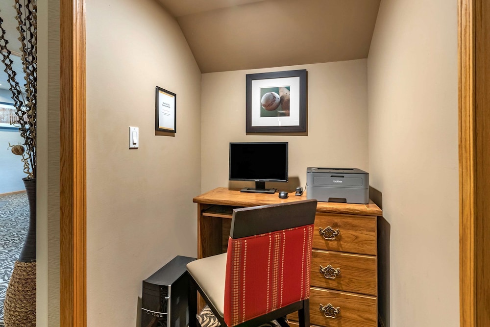 Comfort Inn Dyersville Near Field of Dreams 17/22