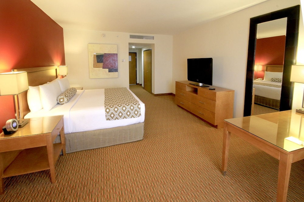 غرفة قياسية بسرير كينج مع دخول الصالة، CROWNE PLAZA MONTERREY AEROPUERTO 10/13