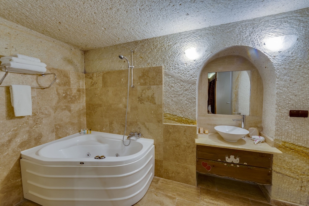 El Puente Cave Hotel 46/50