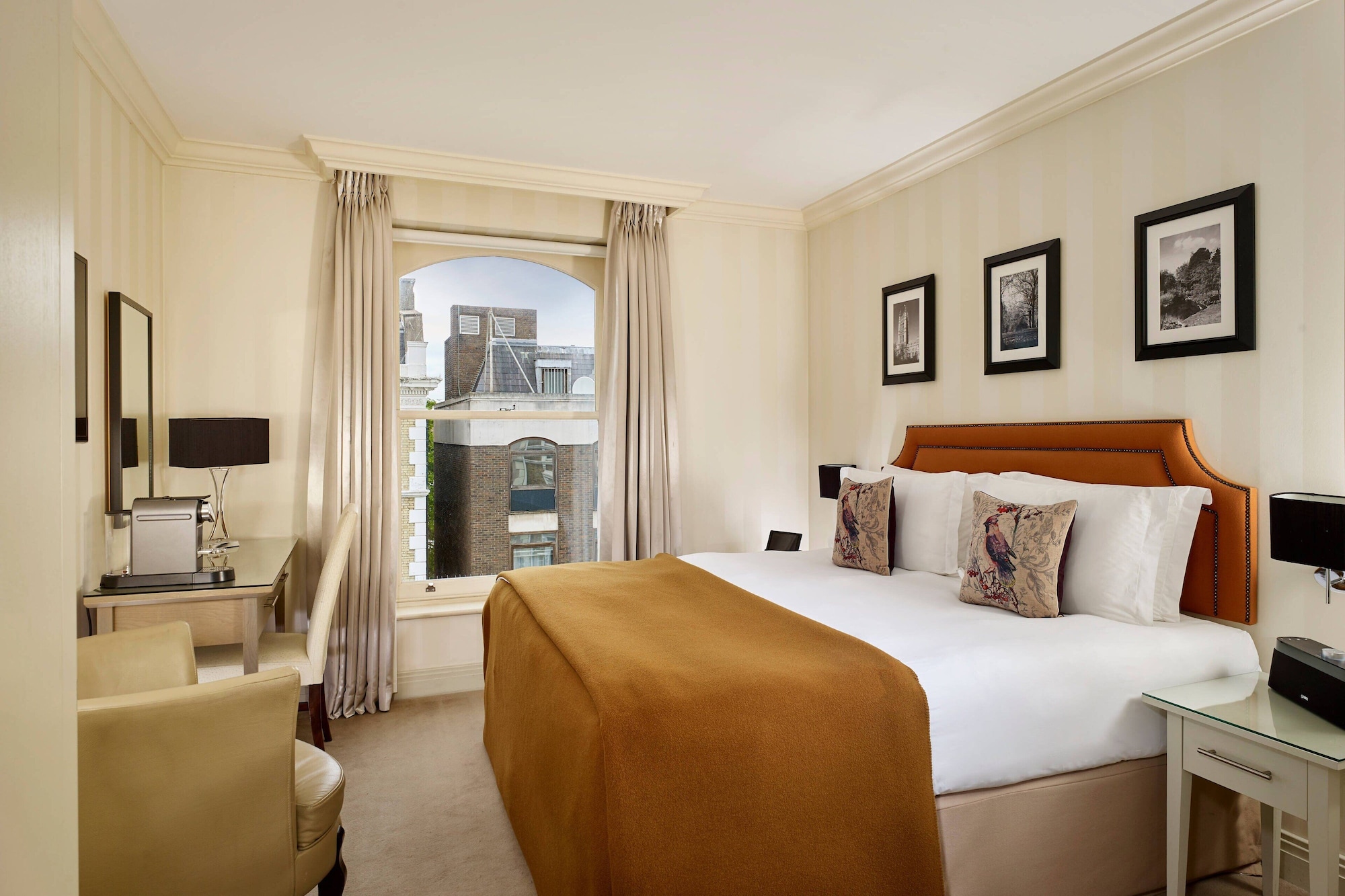 EXECUTIVE, KING BED