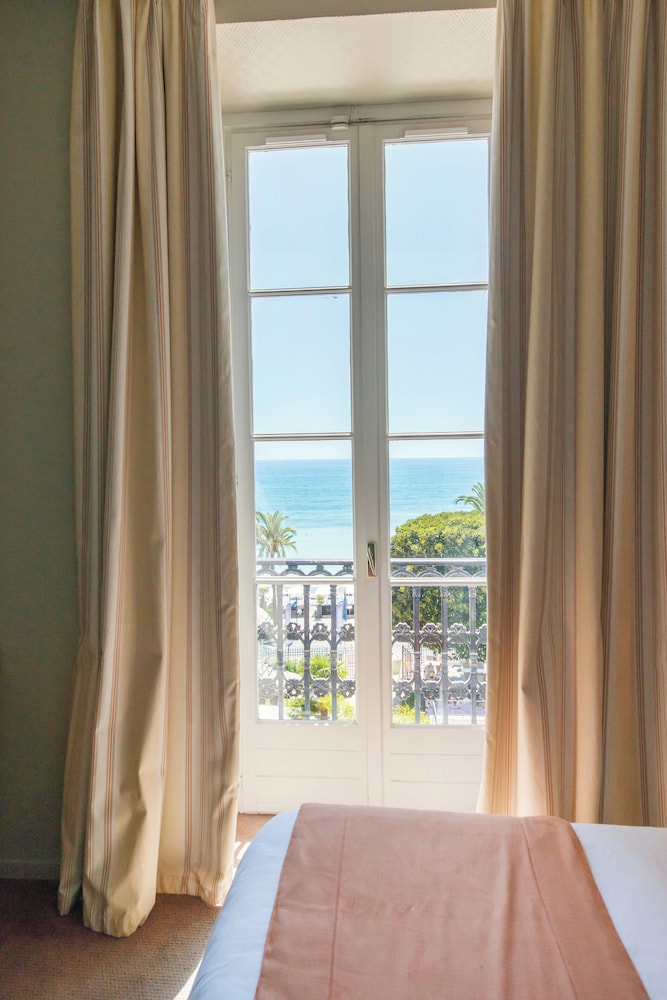 غرفة بسرير مزدوج أو سريرين منفصلين بإطلالة على البحر، Hotel Vacances Bleues Le Balmoral 8/10