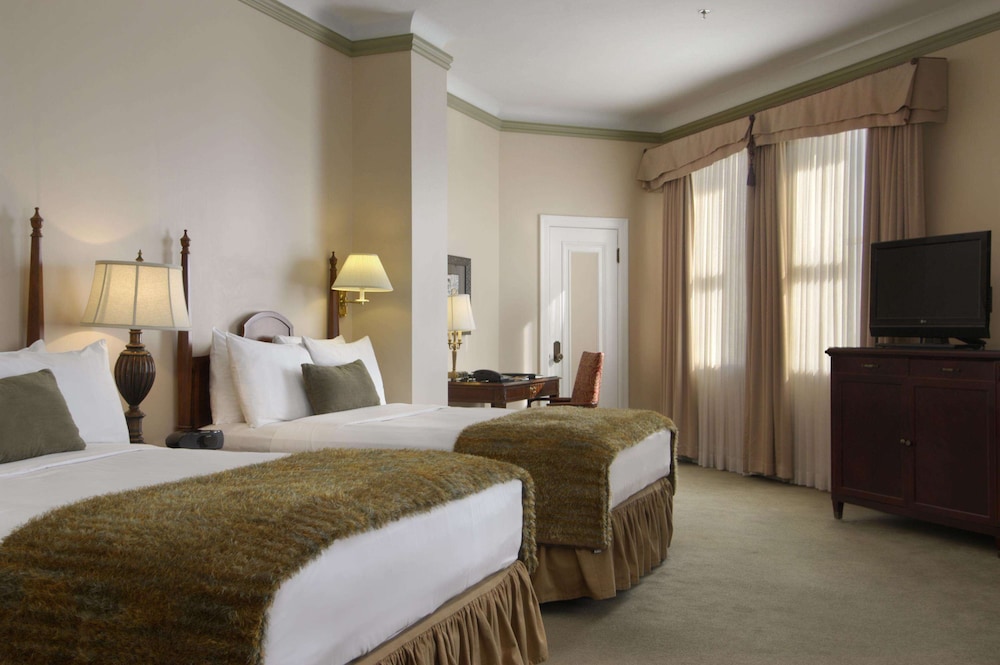 Fairmont Hotel Macdonald 21/62