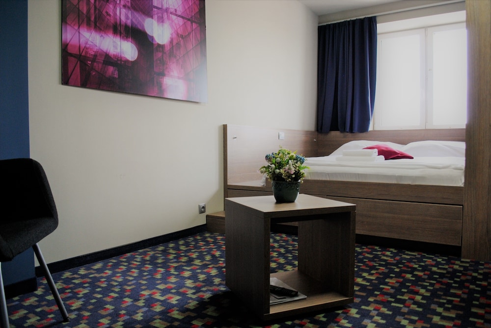 Kongres Hotel Roca 48/76