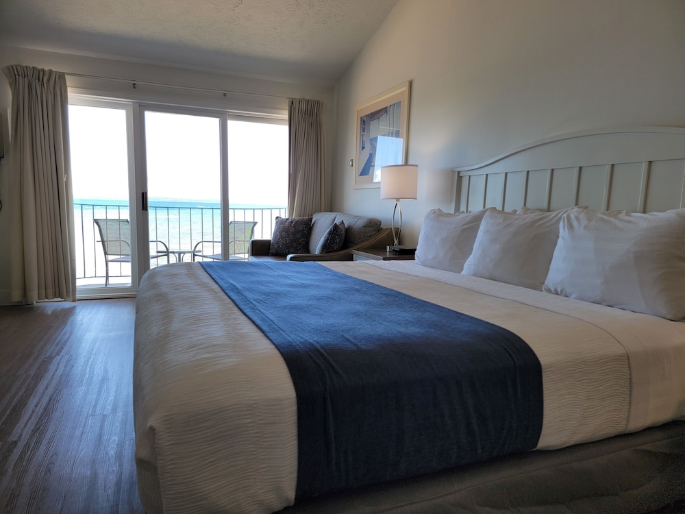 STUDIO, KING BED, BAY VIEW, JETTED TUB