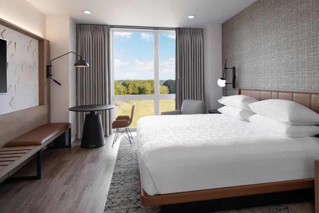 1 Bedroom, 2 Rooms, Suite, King Bed, Golf Course View, Living Area, Club Floor
