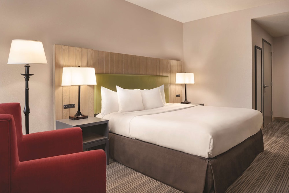 Country Inn & Suites By Radisson, Eagan, MN 7/35