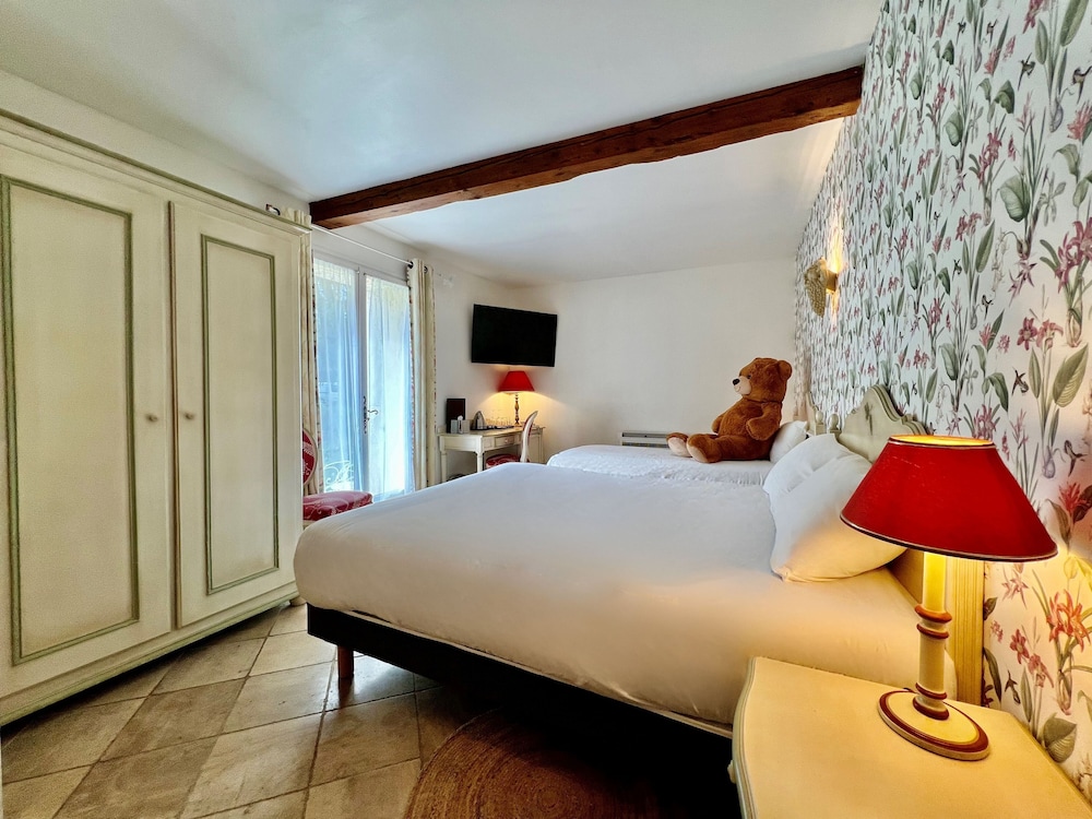 ROOM, TRIPLE, 1 DOUBLE AND 1 SINGLE BED, ANNEX