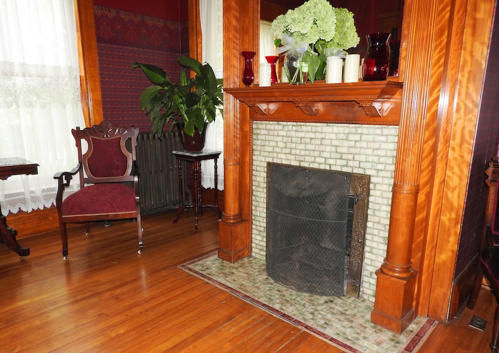 Champaign Garden Inn 5/50