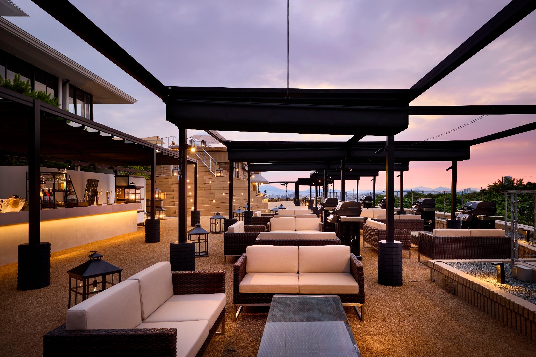 غرفة يابانية غربية بفراش فوتون وسرير فردي، HILLTOP RESORT FUKUOKA 2/3