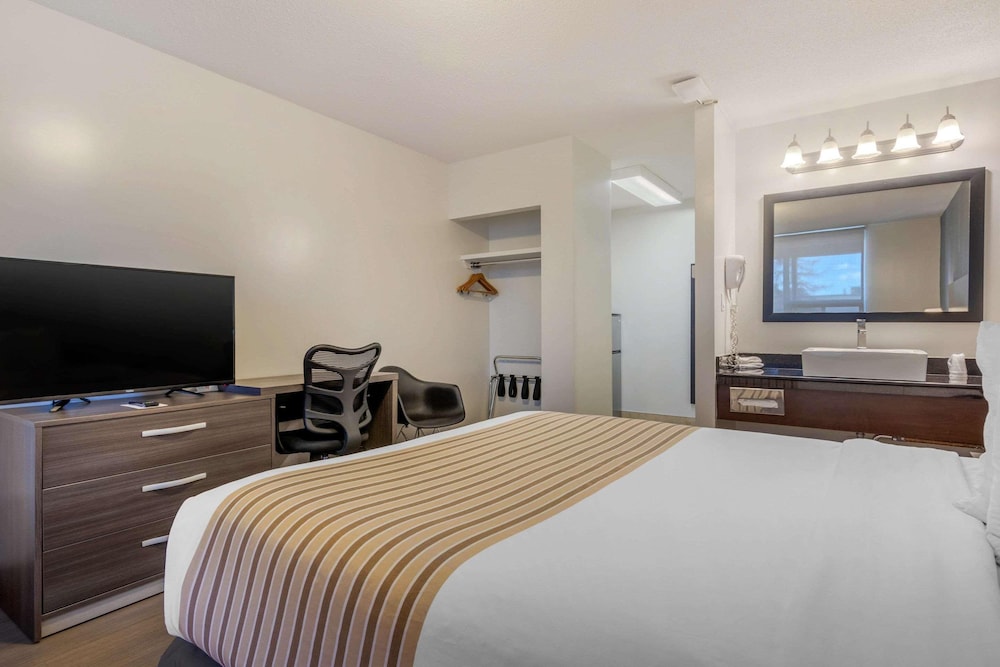 Super 8 by Wyndham Macleod Trail Calgary 13/60