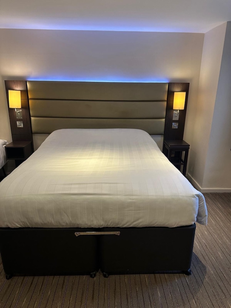 Premier Inn Wirral (Two Mills) 18/27
