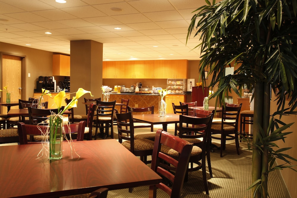 Pomeroy Inn Suites Fort St John 25/28