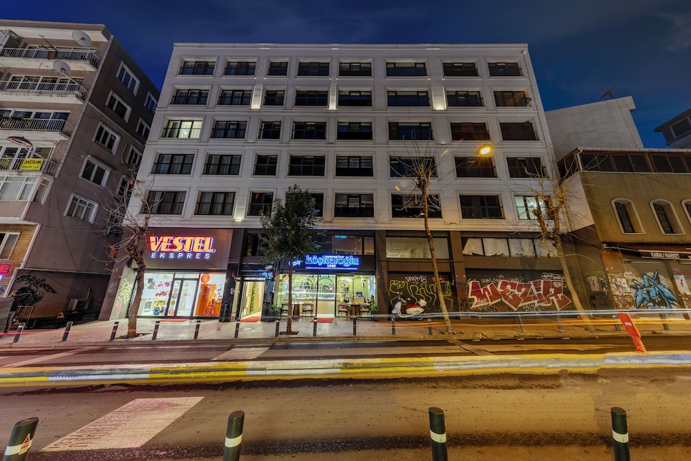 Roys Hotel & Suites 5/50