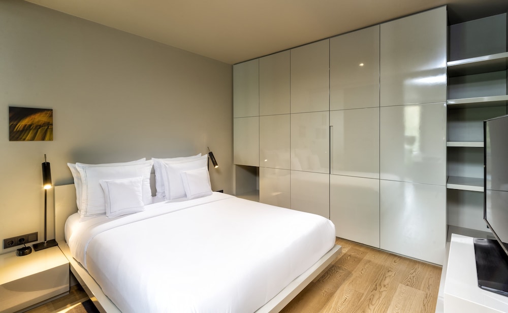 1 BEDROOM, STUDIO