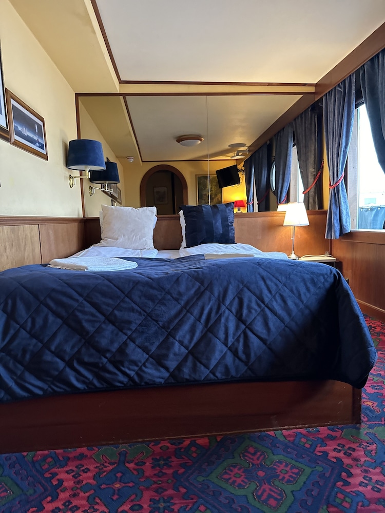 CABIN ON BOAT, STANDARD, DOUBLE BED, SEA VIEW, PRIVATE BATHROOM