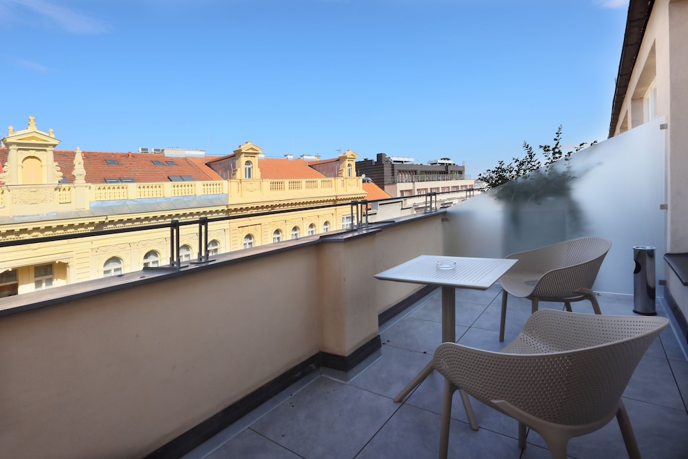 Amarilis Jerome Hotel 56/57