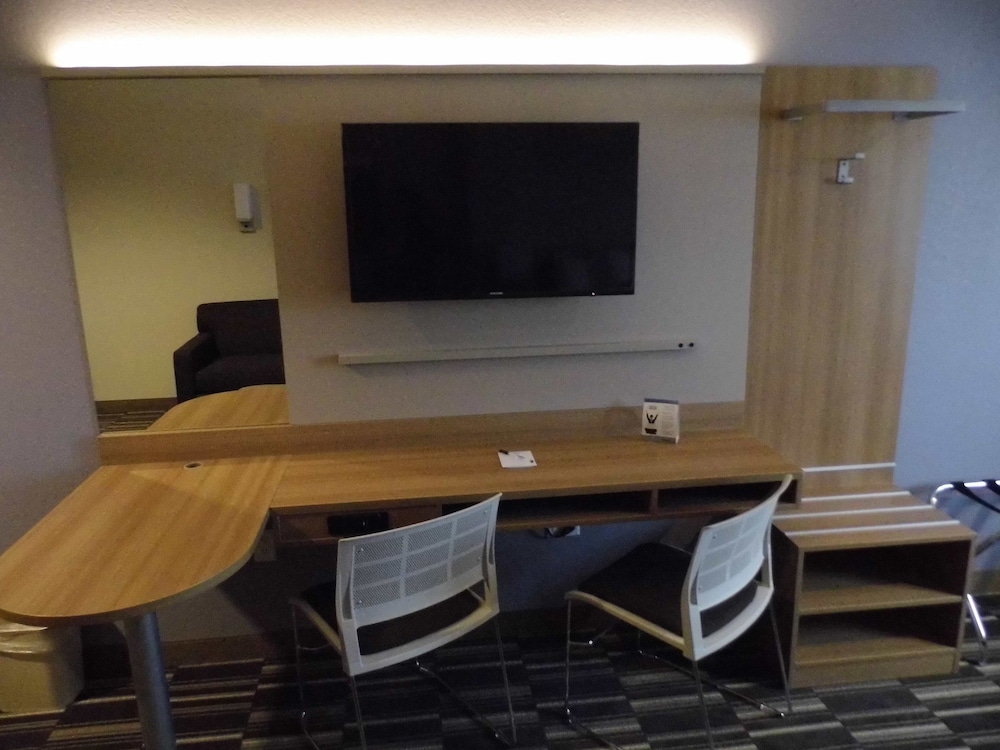 Microtel Inn and Suites By Wyndham Naples Vernal 44/50