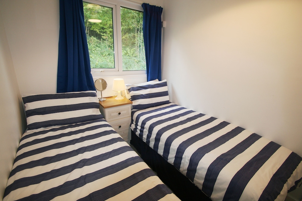 Freshwater Bay Holiday Cottages 20/50