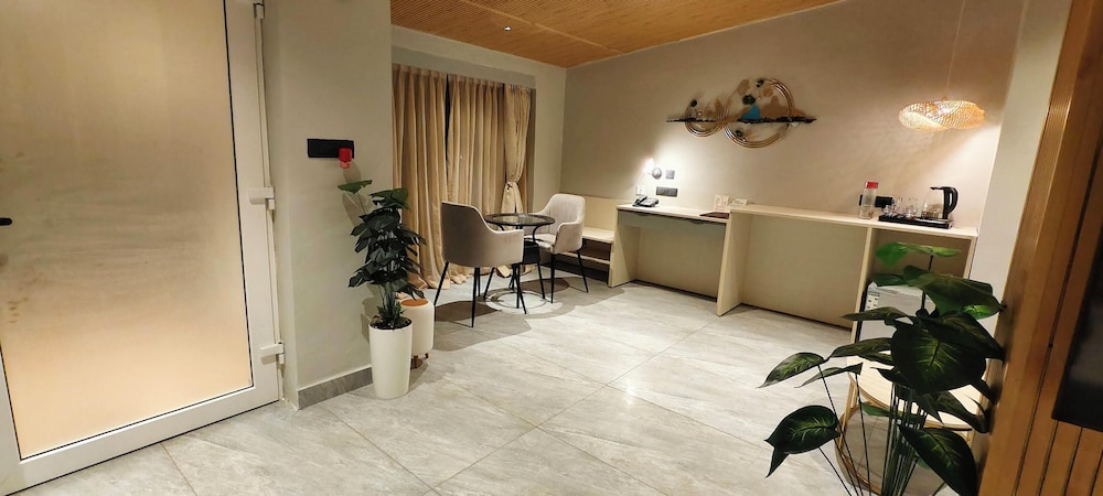 Shelter Beach Resort 32/66