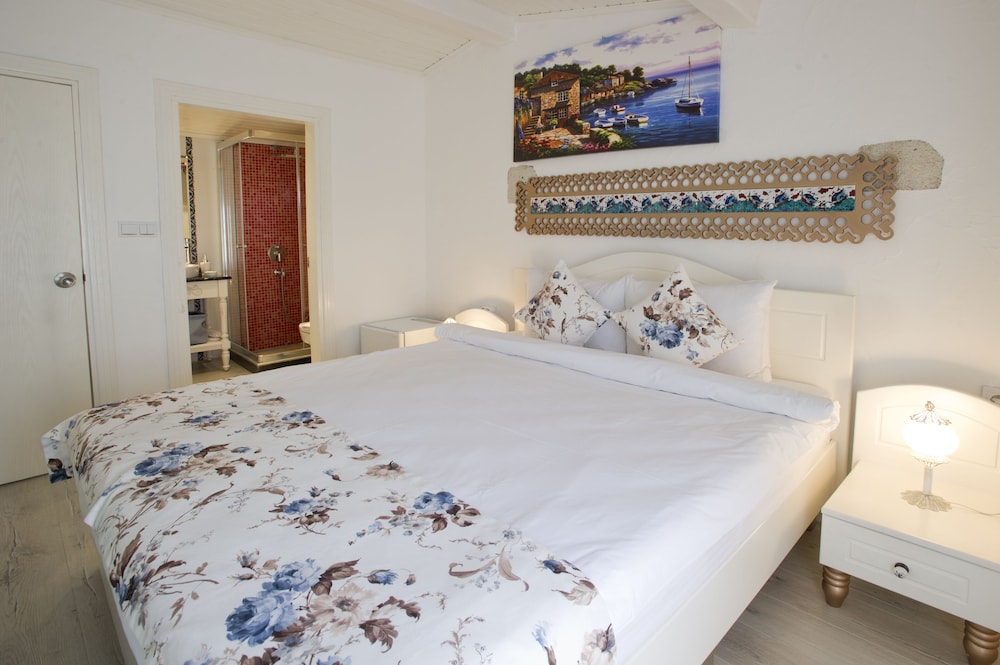STANDARD, QUEEN BED, TERRACE