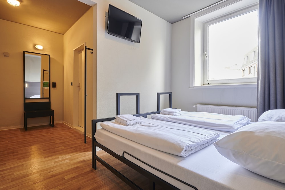 ROOM, TWIN BEDS