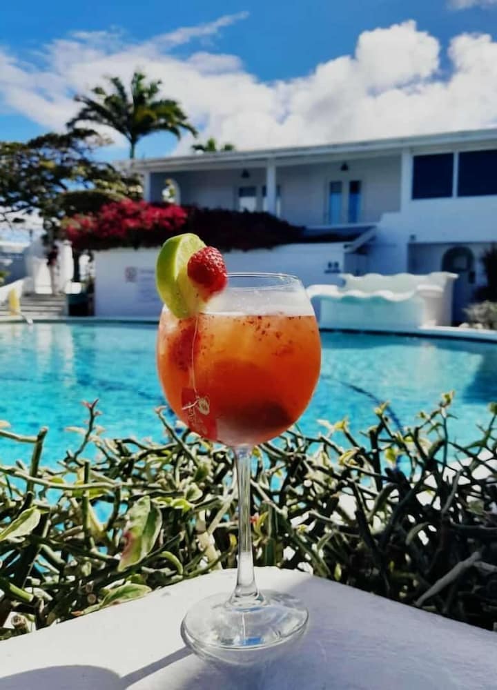 TRADE WINDS HOTEL 33/69