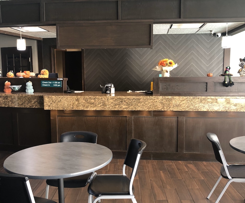 Lamplighter Inn Suites South 40/51